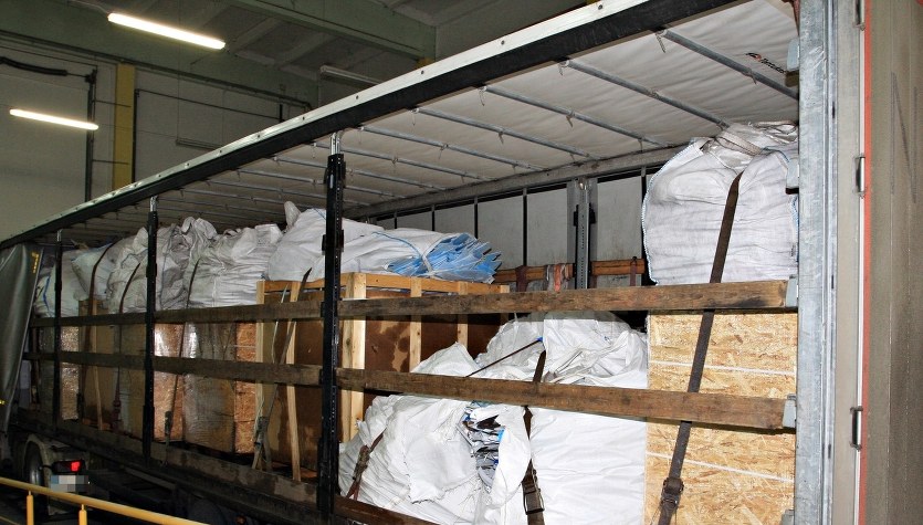 Tony odpadów z Litwy. Celnicy zatrzymali nielegalny transport 