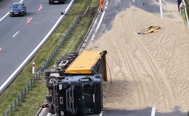 Tony piasku na jezdni. Niecodzienny wypadek na S6