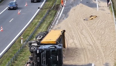 Tony piasku na jezdni. Niecodzienny wypadek na S6