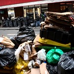 Tony śmieci zalegają na ulicach Paryża. Śmieciarze strajkują przeciwko reformie Macrona