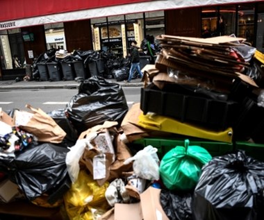 Tony śmieci zalegają na ulicach Paryża. Śmieciarze strajkują przeciwko reformie Macrona