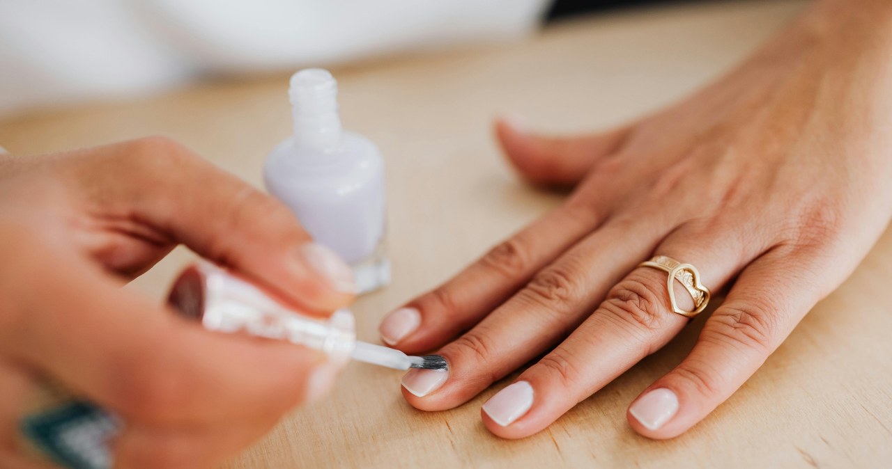 Top coat nałożony na pomalowane paznokcie przedłuży ich trwałość i wytrzymałość /Karola G /pexels.com