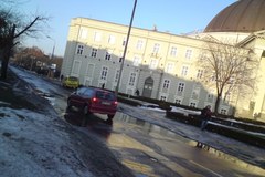 Topniejący śnieg odsłonił dziury na polskich drogach