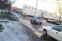 Topniejący śnieg odsłonił dziury na polskich drogach
