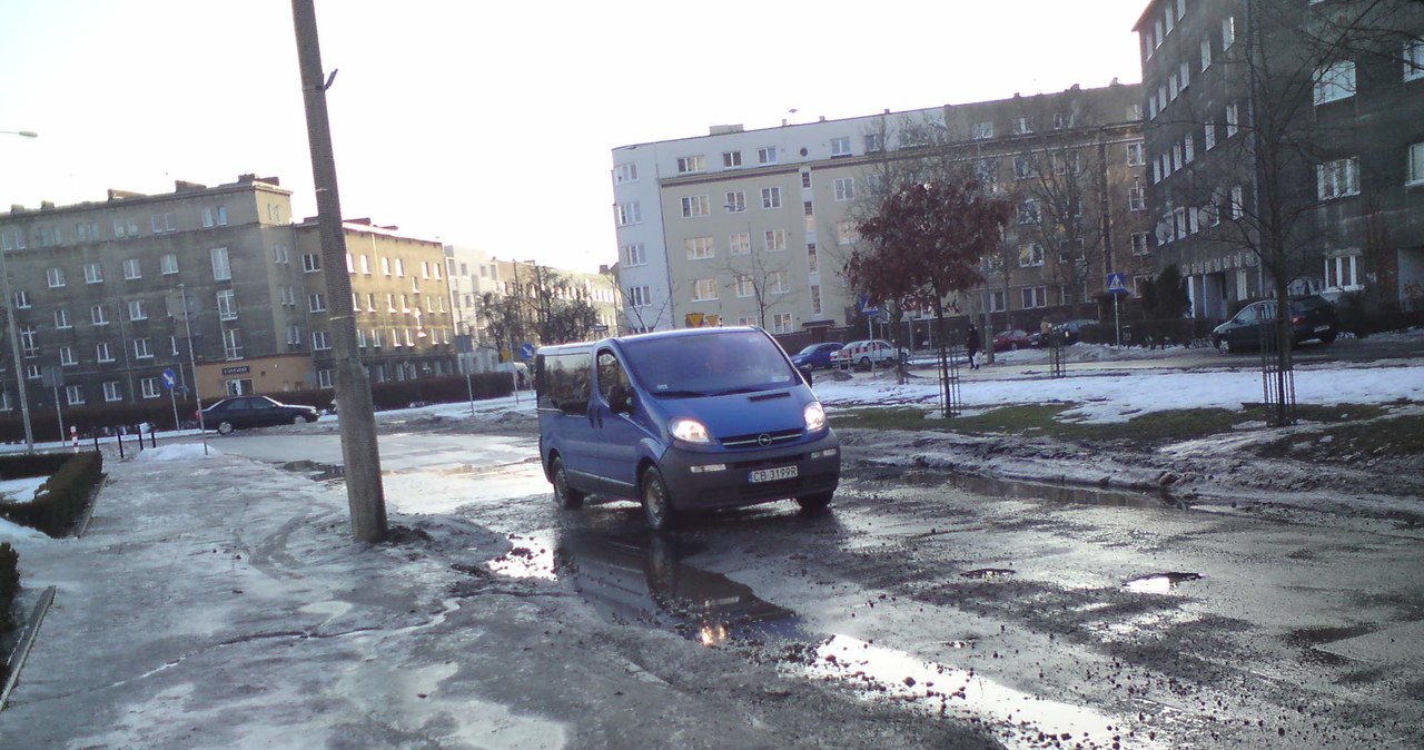 Topniejący śnieg odsłonił dziury na polskich drogach