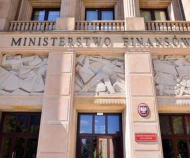 Topnieje finansowa poduszka państwa. Ministerstwo Finansów sięga po rezerwy