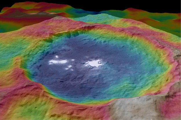 Topograficzny obraz krateru Occator na Ceres /NASA/JPL-Caltech/UCLA/MPS/DLR/IDA /materiały prasowe