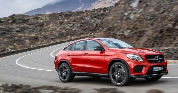 Topowy jak na razie wariant GLE Coupe - 450 AMG Sport - przemieszcza się na imponujących kołach z oponami 285/40 R 22 z przodu i 325/35 R 22 z tyłu. /Mercedes