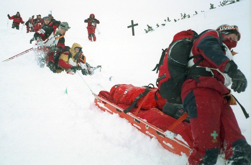 TOPR poszukujący ofiar lawiny w Tatrach  (zdjęcie ilustracyjne) /East News