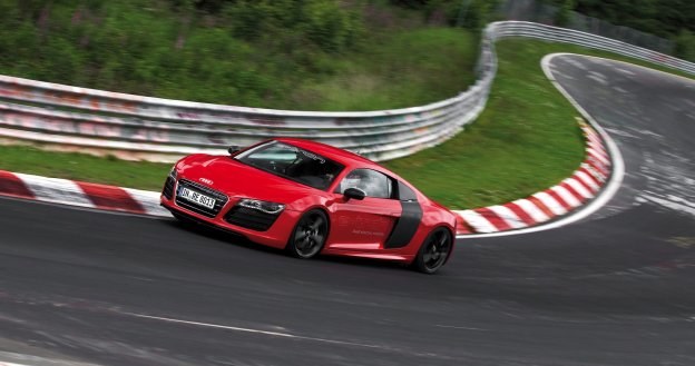 Tor Nürburgring biegnie wokół średniowiecznego zamku i miejscowości Nürburg w górach Eifel. Na zdjęciu: testy elektrycznego Audi R8 e-tron. /Audi