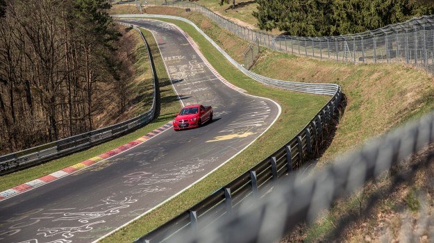Tor Nürburgring ma status jednokierunkowej drogi publicznej i należy do najbardziej wymagających obiektów sportowych na świecie. Najczęściej samochody wykorzystują 20,8-kilometrowy odcinek jego Północnej Pętli. Składa się on z około 154 zakrętów, a różnice wysokości terenu sięgają tam 300 m. /Holden