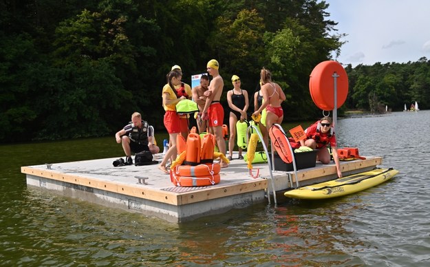 Tor pływacki dla triathlonistów na jeziorze Głębokim w Szczecinie / 	Marcin Bielecki    /PAP