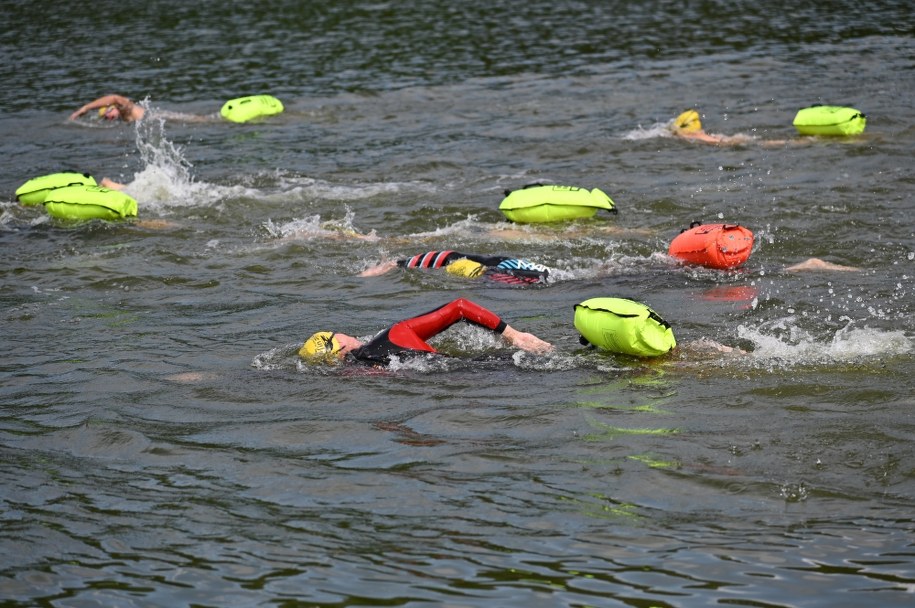 Tor pływacki dla triathlonistów na jeziorze Głębokim w Szczecinie / 	Marcin Bielecki    /PAP