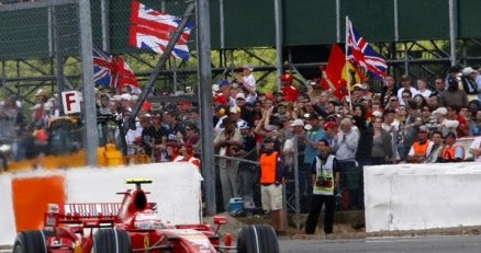 Tor Silverstone będzie pękał w szwach. GP obejrzy 240 tysięcy widzów! /AFP