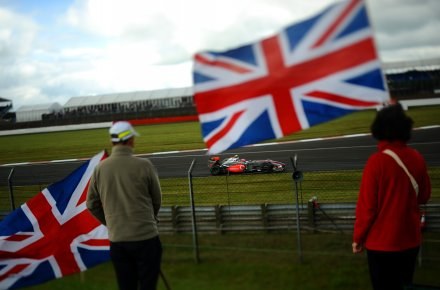 Tor Silverstone także za rok będzie gościł najlepszych kierowców /AFP