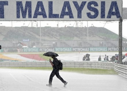 Tor w Malezji w sobotę i niedzielę rano pokryła warstwa wody /AFP