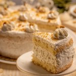Torcik z kremem chałwowym zrobisz w domu, a będzie smakował niczym z najlepszej cukierni. 