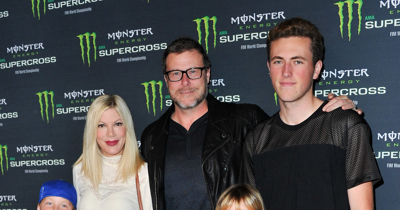 Tori Spelling i Dean McDermott z dziećmi /Allen Berezovsky /Getty Images