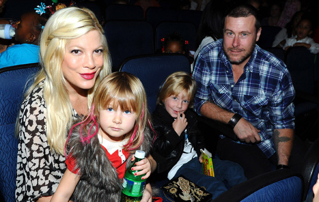 Tori Spelling z mężem i dziećmi /Michael Buckner  /Getty Images