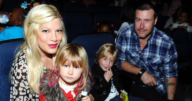 Tori Spelling z mężem i dziećmi /Michael Buckner  /Getty Images