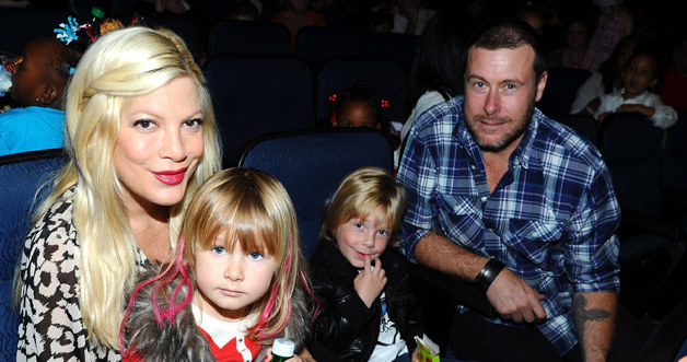 Tori Spelling z mężem i dziećmi /Michael Buckner  /Getty Images