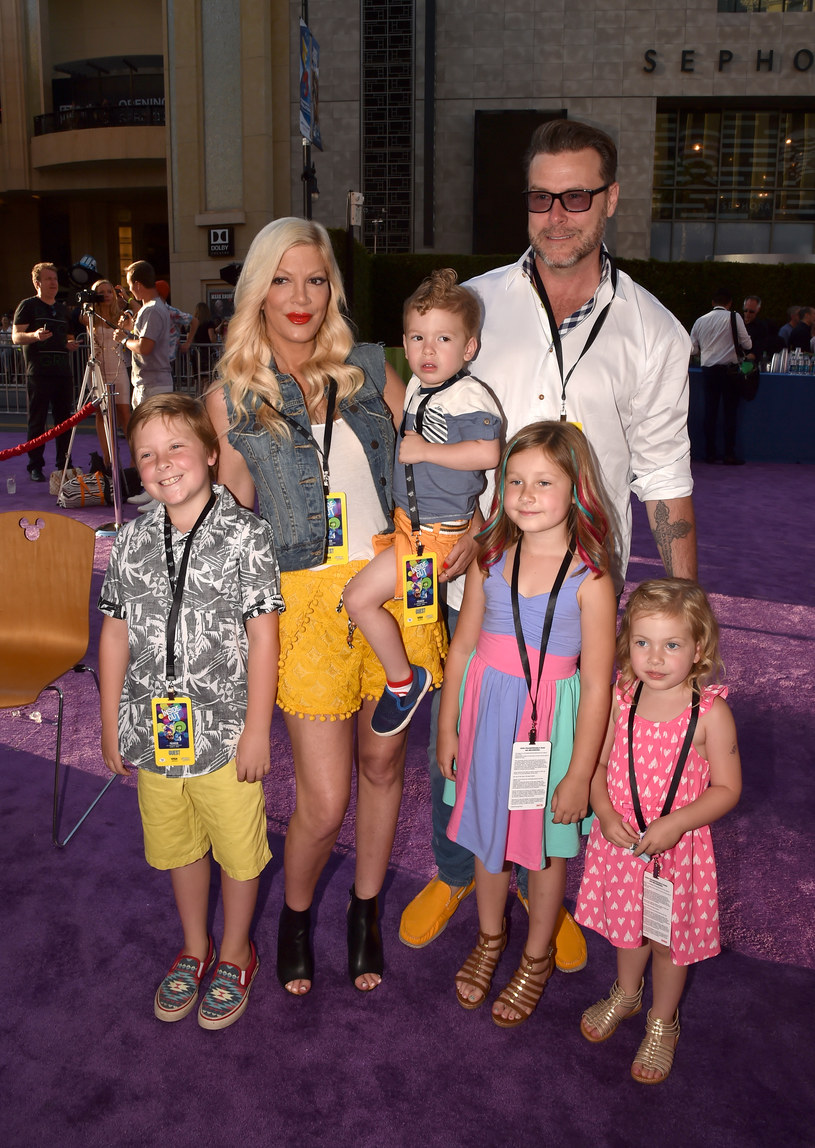 Tori Spelling z mężem i dziećmi /Kevin Winter /Getty Images