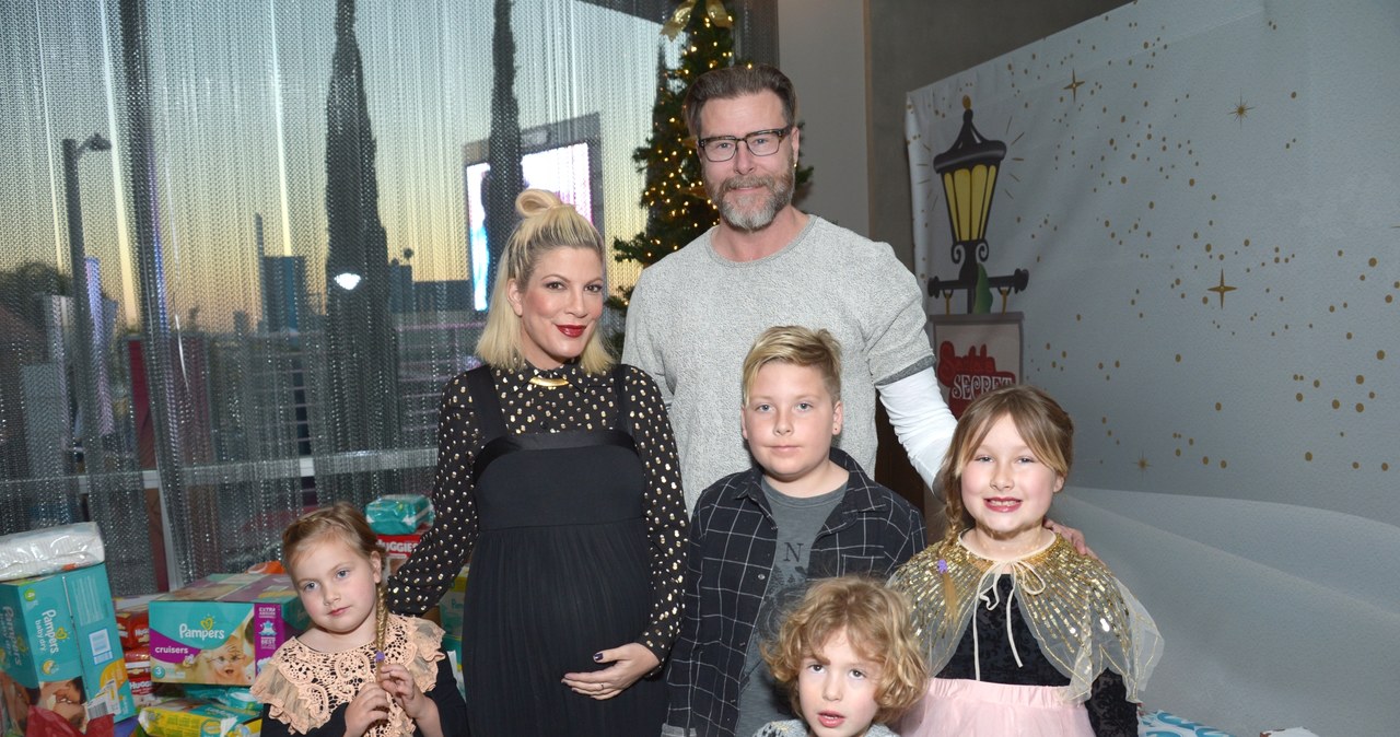 Tori Spelling z mężem i dziećmi /Matt Winkelmeyer /Getty Images