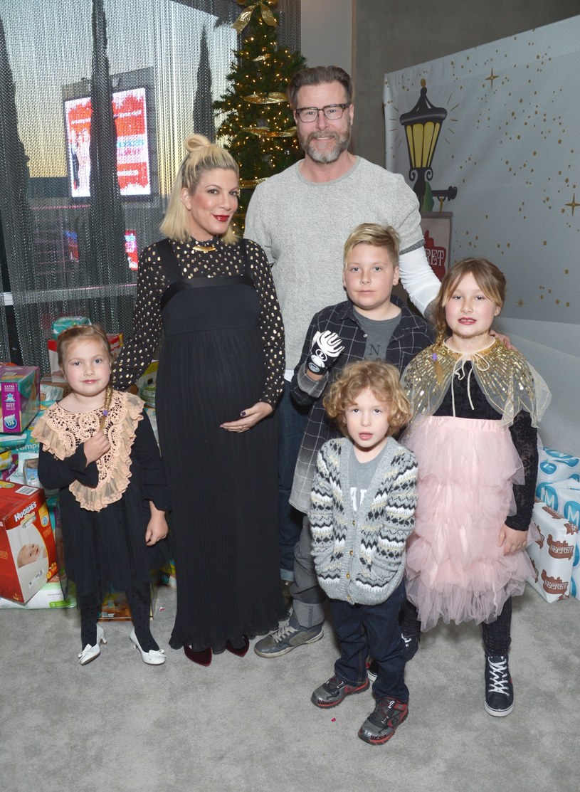 Tori Spelling z mężem i dziećmi /Matt Winkelmeyer /Getty Images