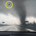 Tornado, błyski i latający pojazd. Spektakularne nagranie z USA