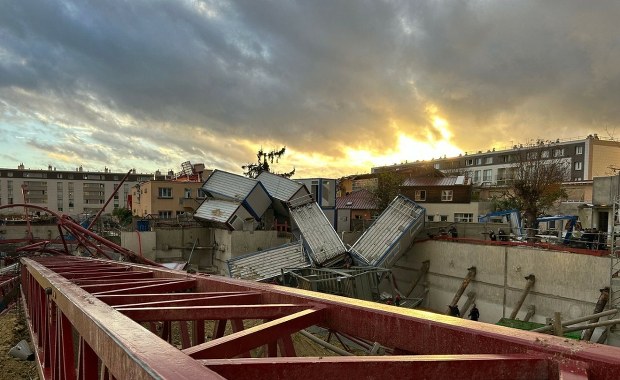 Tornado pod Paryżem przewraca dźwigi. Dramatyczne nagrania 