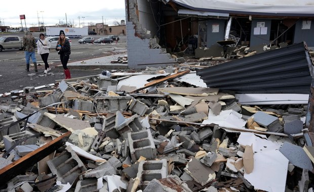 Tornado porwało kołyskę z niemowlęciem. Dziecko znaleziono w konarach powalonego drzewa