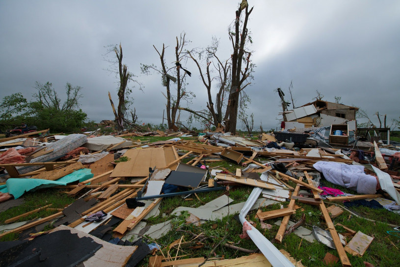 Tornado zostawia po sobie zniszczone budynki i uszkodzoną infrastruturę /Greg Johnson / mediadrumworld.co/Media Drum /East News