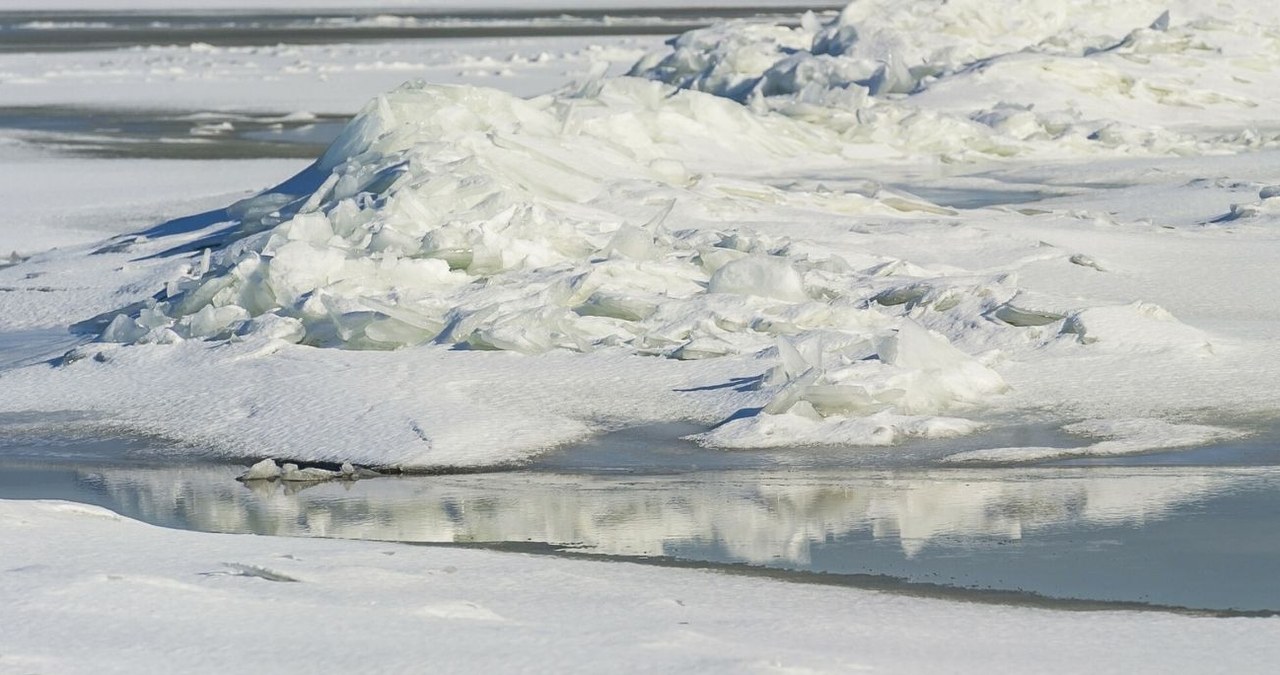 Torosy nazywane są też lodowym tsunami /Stanislaw Bielski/REPORTER /East News