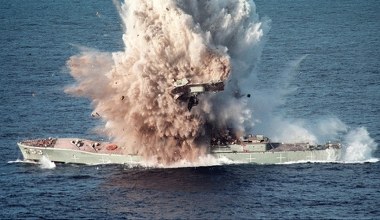 Torpeda rozerwała na strzępy ogromny okręt. To pokaz siły NATO