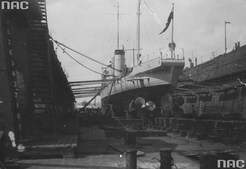 Torpedowiec ORP "Kujawiak" w doku w porcie gdyńskim /Z archiwum Narodowego Archiwum Cyfrowego