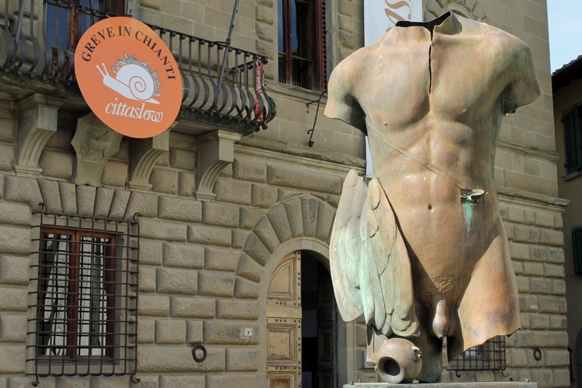 "Torso Alato" na Piazza Matteotti w Greve in Chianti /Styl.pl