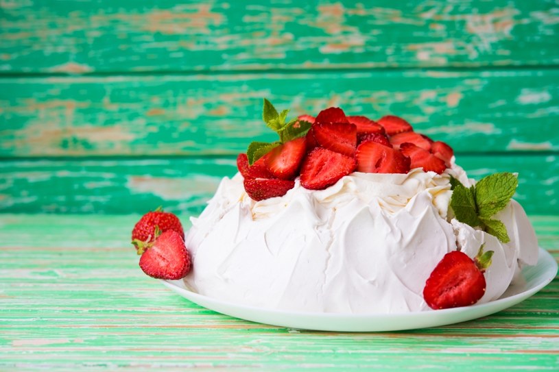 Tort bezowy z truskawkami to popularny deser sezonowy. Jak go przygotować? /Pixel
