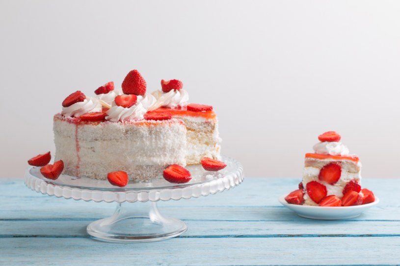 Tort truskawkowy z kremem z mascarpone jest prosty i szybki w przygotowaniu /123RF/PICSEL /123RF/PICSEL