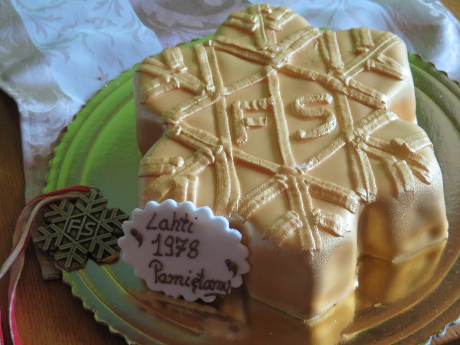 Tort w kształcie medalu, który zdobył Józef Łuszczek /Maciej Pałahicki /RMF FM