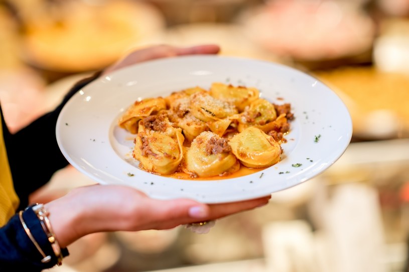 Tortelloni, czyli nieco większe tortellini mogą być również serwowane z tradycyjnym bolońskim ragu. /123RF/PICSEL