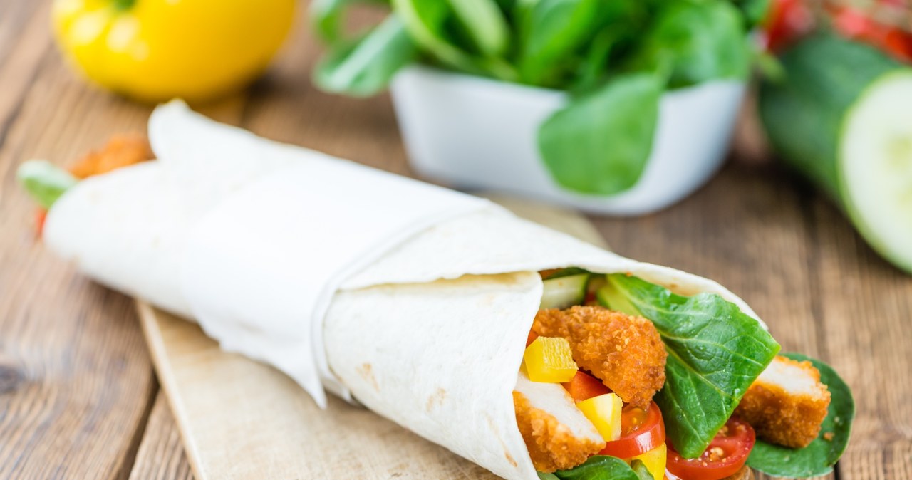 Tortille z kurczakiem mogą być lekkim obiadem, ale świetnie zastąpią też zwyczajną kanapkę na lunch /123RF/PICSEL