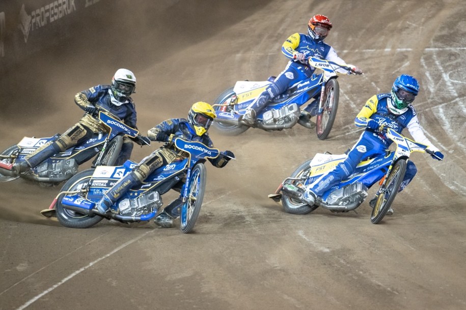 Toruń, 21.09.2025. Emil Sajfutdinow (kask czerwony) i Mikkel Michelsen (niebieski) z Pres Grupy Deweloperskiej Toruń oraz Fredrik Lindgren (biały) i Bartosz Zmarzlik (żółty) z Orlen Oil Motoru Lublin podczas pierwszego meczu finałowego żużlowej Ekstraligi