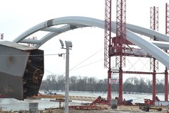 Toruń: Montaż gigantycznych łuków mostowych