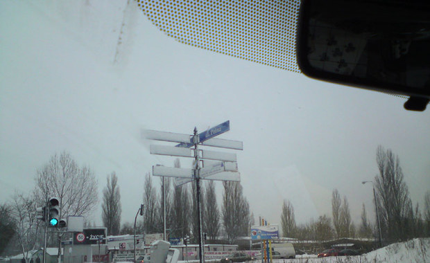 Toruń: Śnieg przysypał znaki, tiry sparaliżowały ruch w mieście