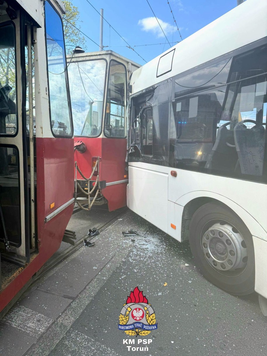Toruń. Zderzenie tramwaju i autobusu /KM PSP Toruń /Państwowa Straż Pożarna