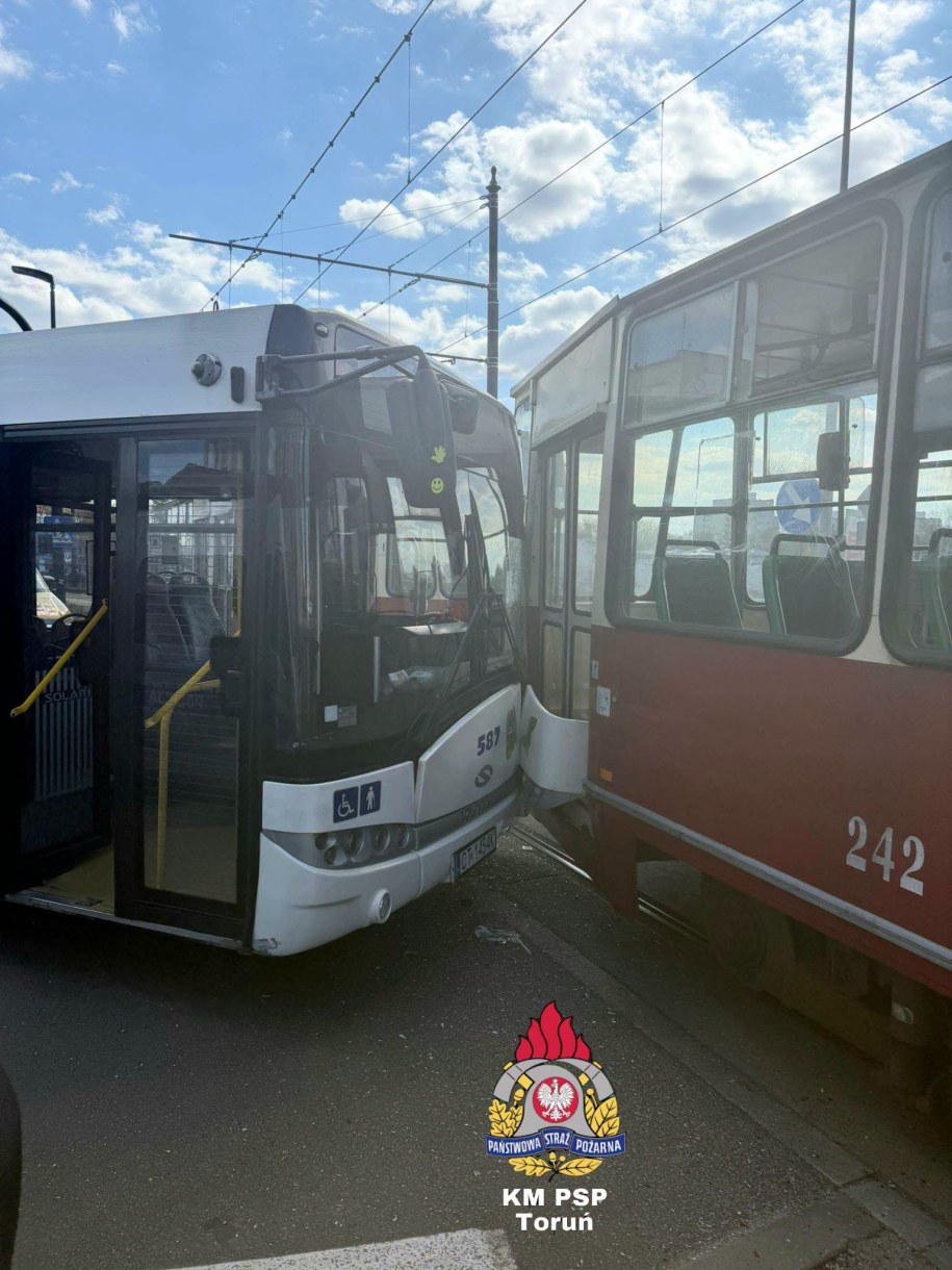 Toruń. Zderzenie tramwaju i autobusu /KM PSP Toruń /Państwowa Straż Pożarna