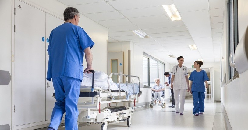 Toruński szpital wywołał zamieszanie informacją o dodatkowej i płatnej opiece pielęgniarek. Sprawą zajmie się Rzecznik Praw Pacjentów /123RF/PICSEL
