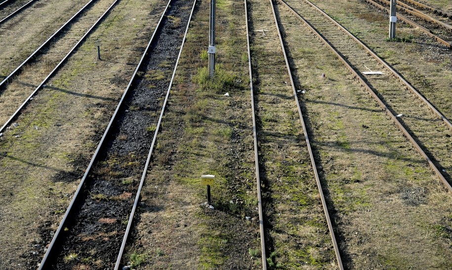 Warmińsko-Mazurskie: Fragment wiaduktu spadł na torowisko