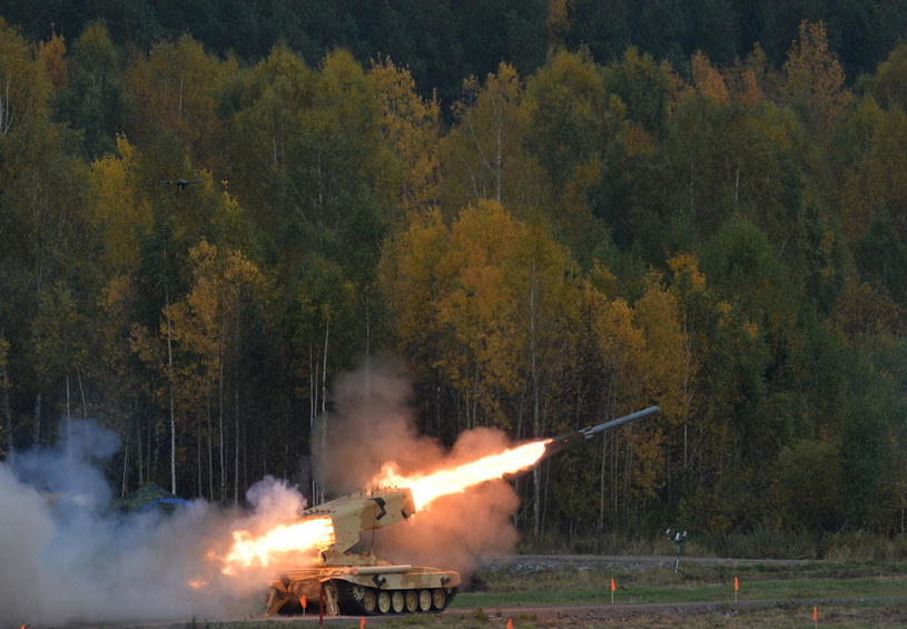 TOS-2 opisywany jest jako ciężki miotacz ognia. System jest modyfikacją swojego poprzednika TOS-1A (na zdjęciu) /Alexey Malgavko /East News