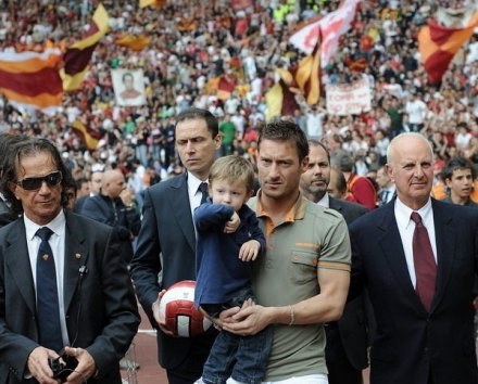Totti zażartował, że zamieni kochające go trybuny w Rzymie na stadion w Bukareszcie /AFP